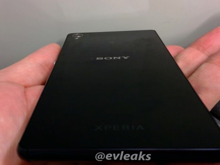Фото невышедшего Sony Xperia Z3 в реальной жизни