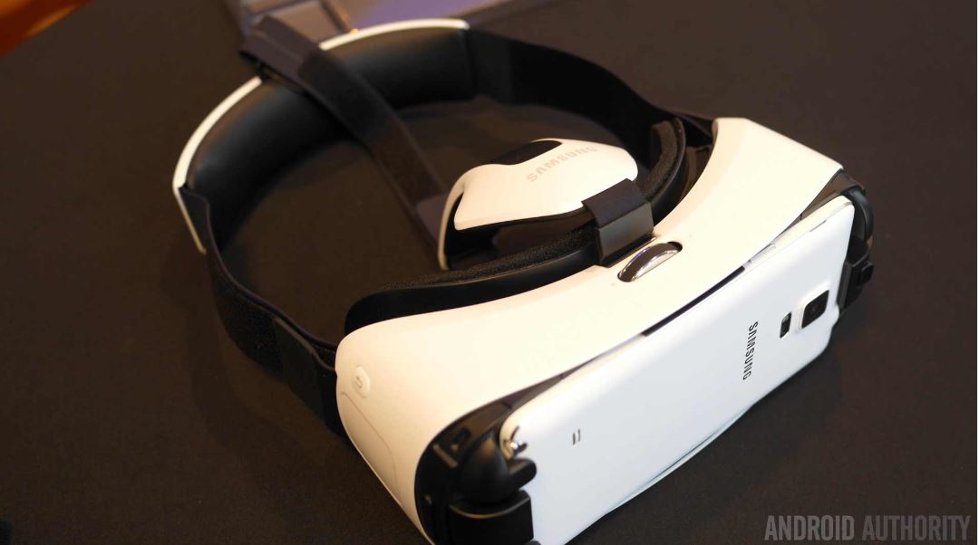 Гарнитура дополненной реальности Samsung Gear VR и часы Gear S