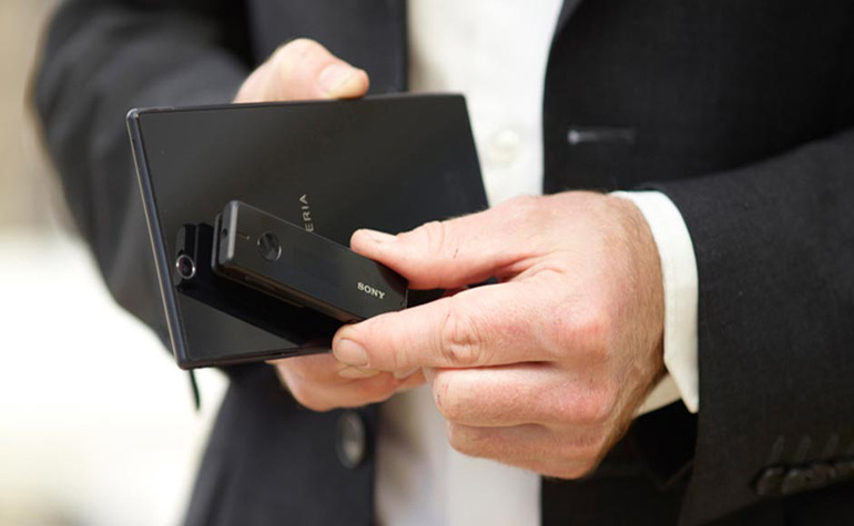 Sony выводит на рынок мини-гарнитуру Smart Bluetooth Handset