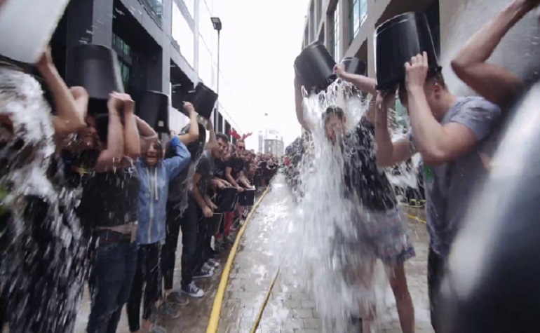 Google поддержал акцию Ice Bucket Challenge