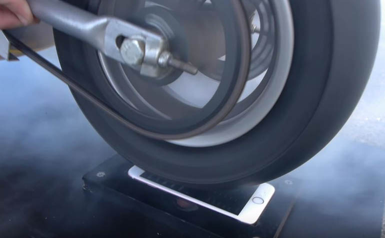 iPhone 6s под колесом мотоцикла