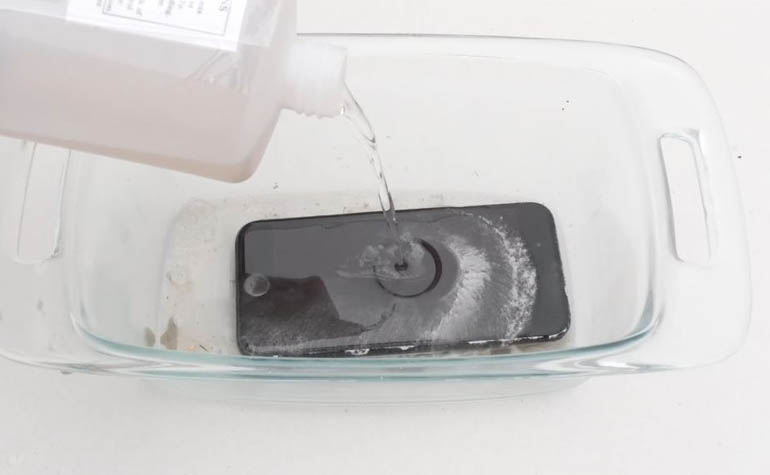 iPhone 7 искупали в концентрированной кислоте